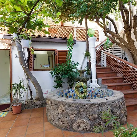 14leoni Bed and Breakfast Σαλέρνο